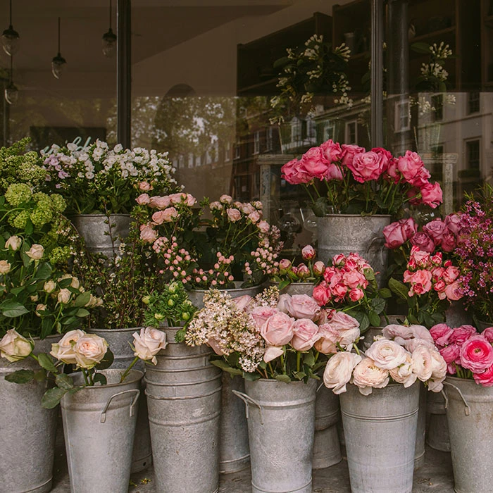 Plusieurs bouquets dans un magasin