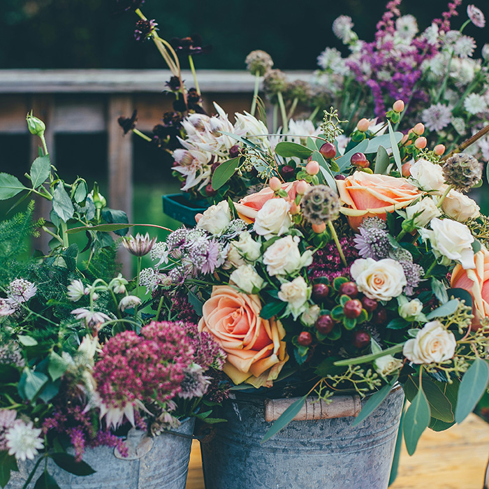 Bouquets dans des pots en métal