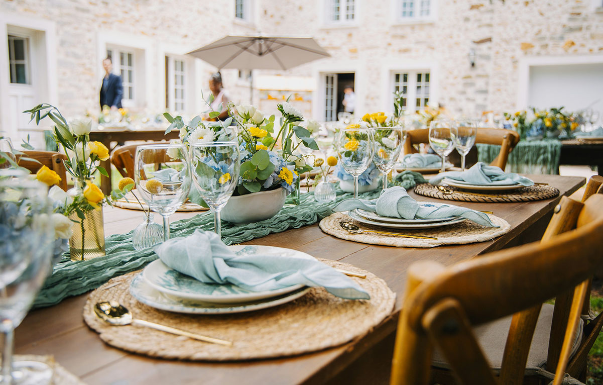 Tables décorées avec des arrangements floraux