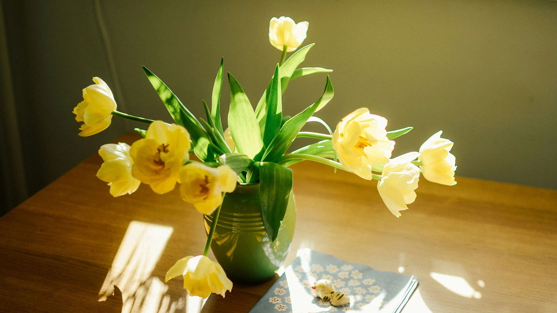 Bouquets de tulipes sur une table