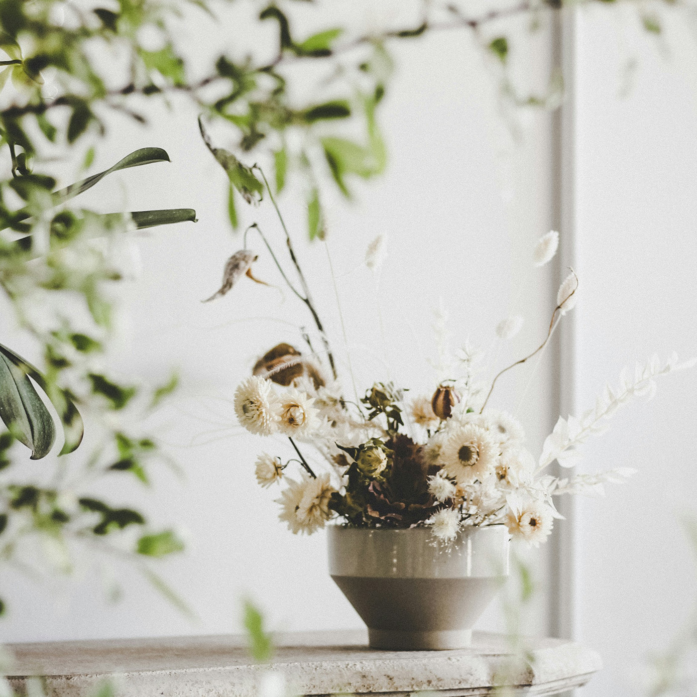 Composition de fleurs blanches