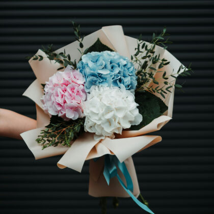 Une main tenant un bouquet brume de coton