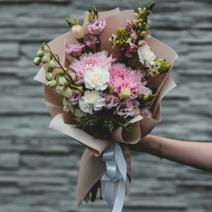Bouquet de fleurs romantiques roses et blanches